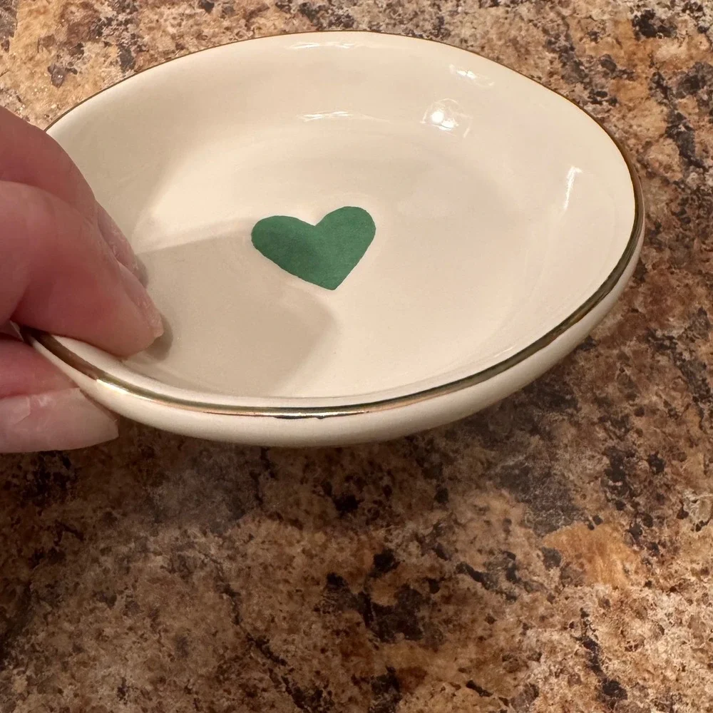 DEMDACO Decorative White‎ Dish Green Heart Gold Rim Small Trinket Ring Jewelry